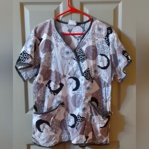 Tafford Women Black And White Floral Scrub Top Size Medium
